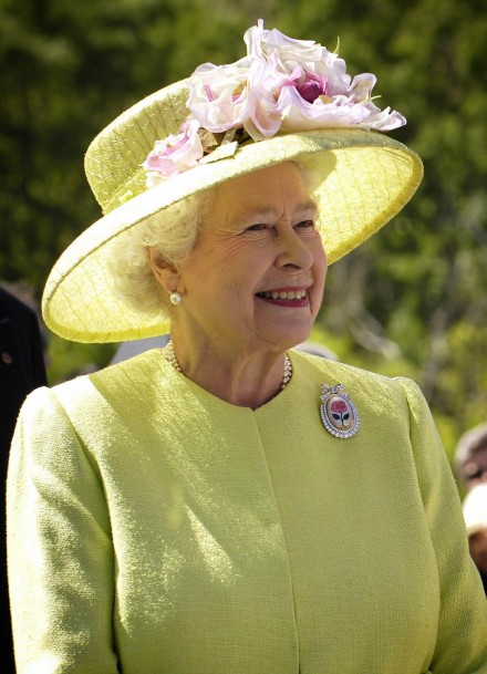 Elisabetta II, un secolo di stile: La fragranza del centenario e i retroscena beauty della Regina